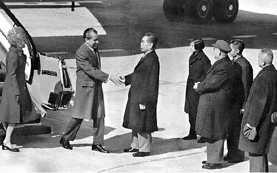 1972年2月21日，时任美国总统尼克松到达北京。这是周恩来总理和尼克松总统在机场握手